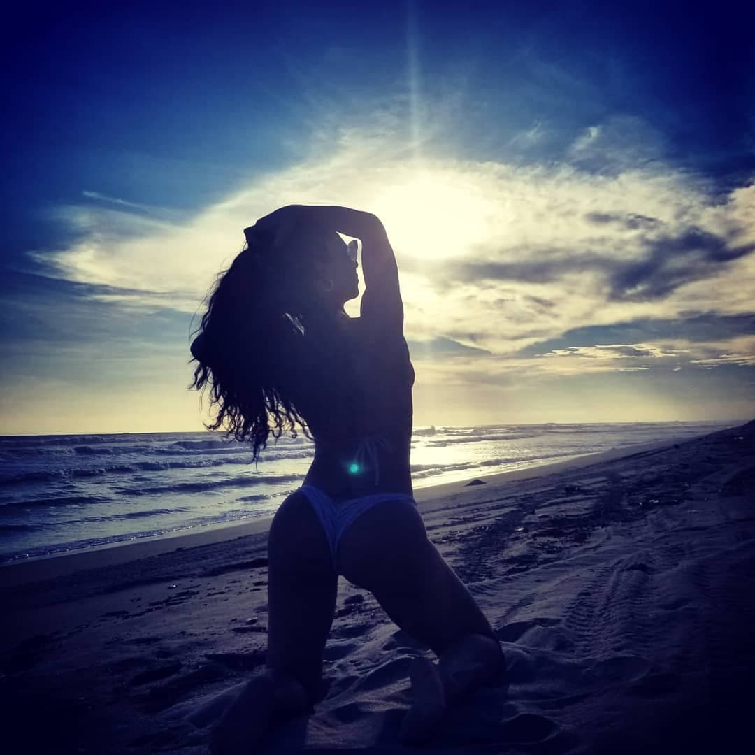 Lis Vega luce su trasero en la playa