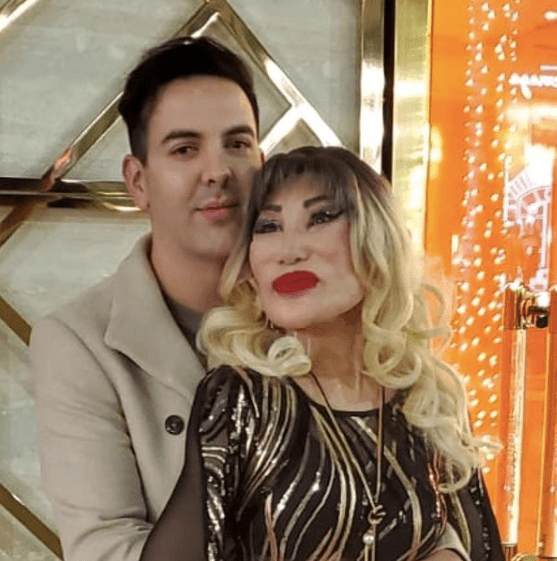 Dos años después, la pareja continúa dejándose ver muy enamorada tanto en sus redes sociales, como en eventos públicos.