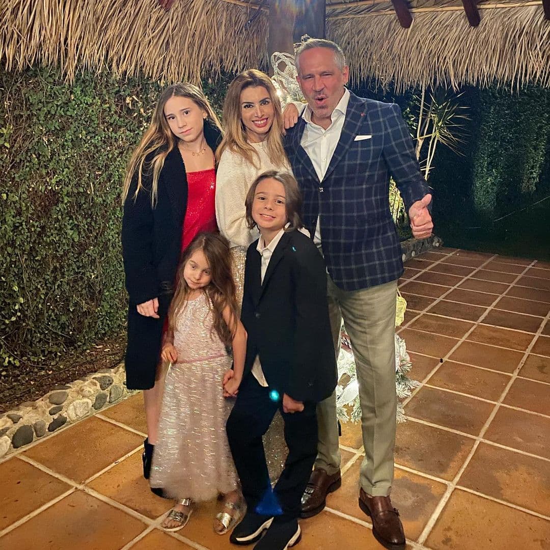 Este 2021, Arath de la Torre hizo a un lado su faceta de actor y se unió como conductor titular al programa Hoy; además de su exitosa carrera profesional, es un cariñoso papá de tres pequeños: Gala, Lucca y Lía, quienes impactan en redes sociales por lucir idénticos al actor.