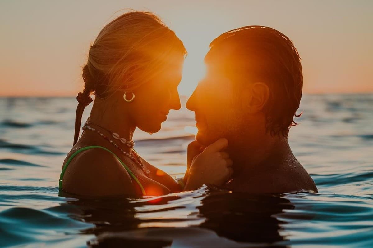 Irina Baeva y Gabriel Soto recrean románticas escenas de películas en la playa