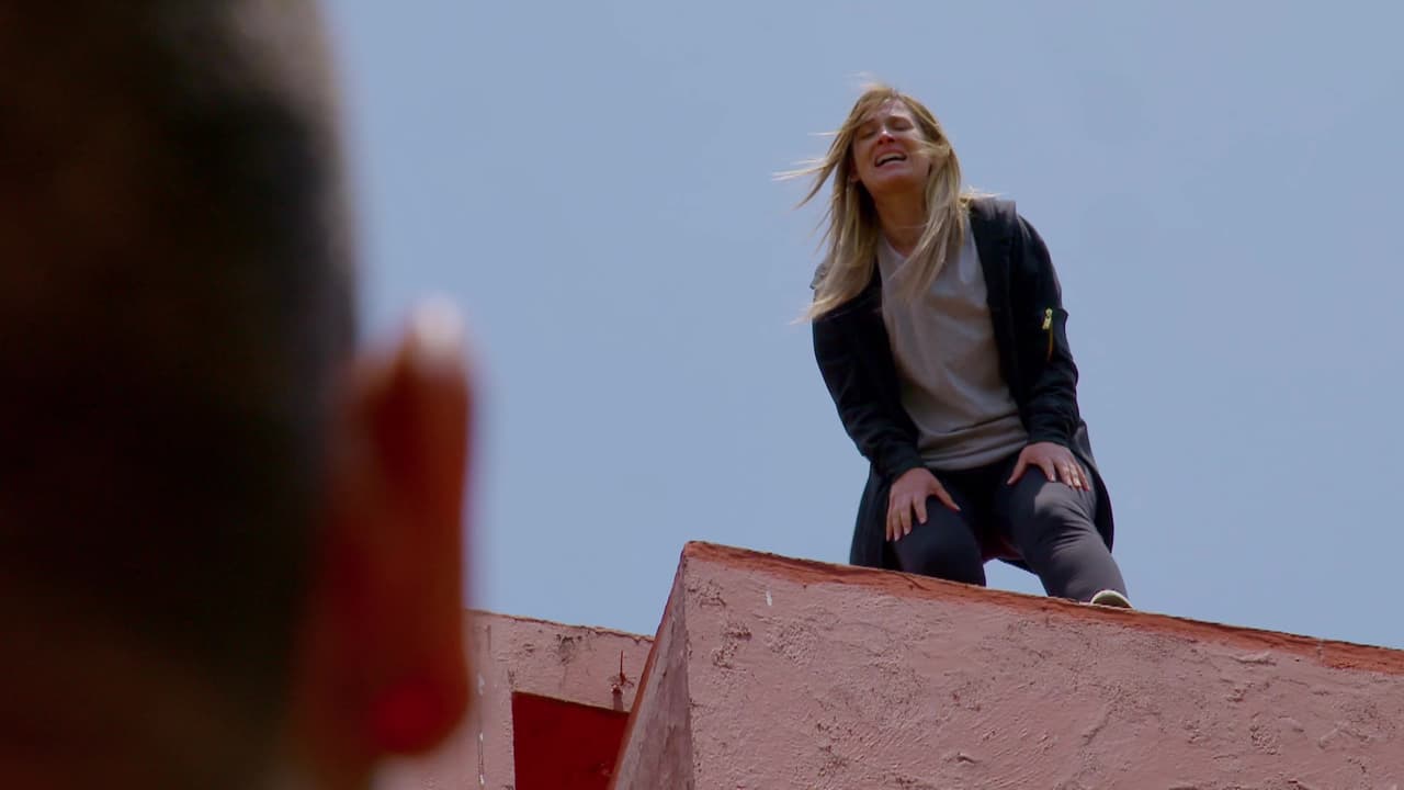 La madre de Ofelia se suicida justo en la boda de Sofía con su ex esposo como venganza para que nunca la olviden.