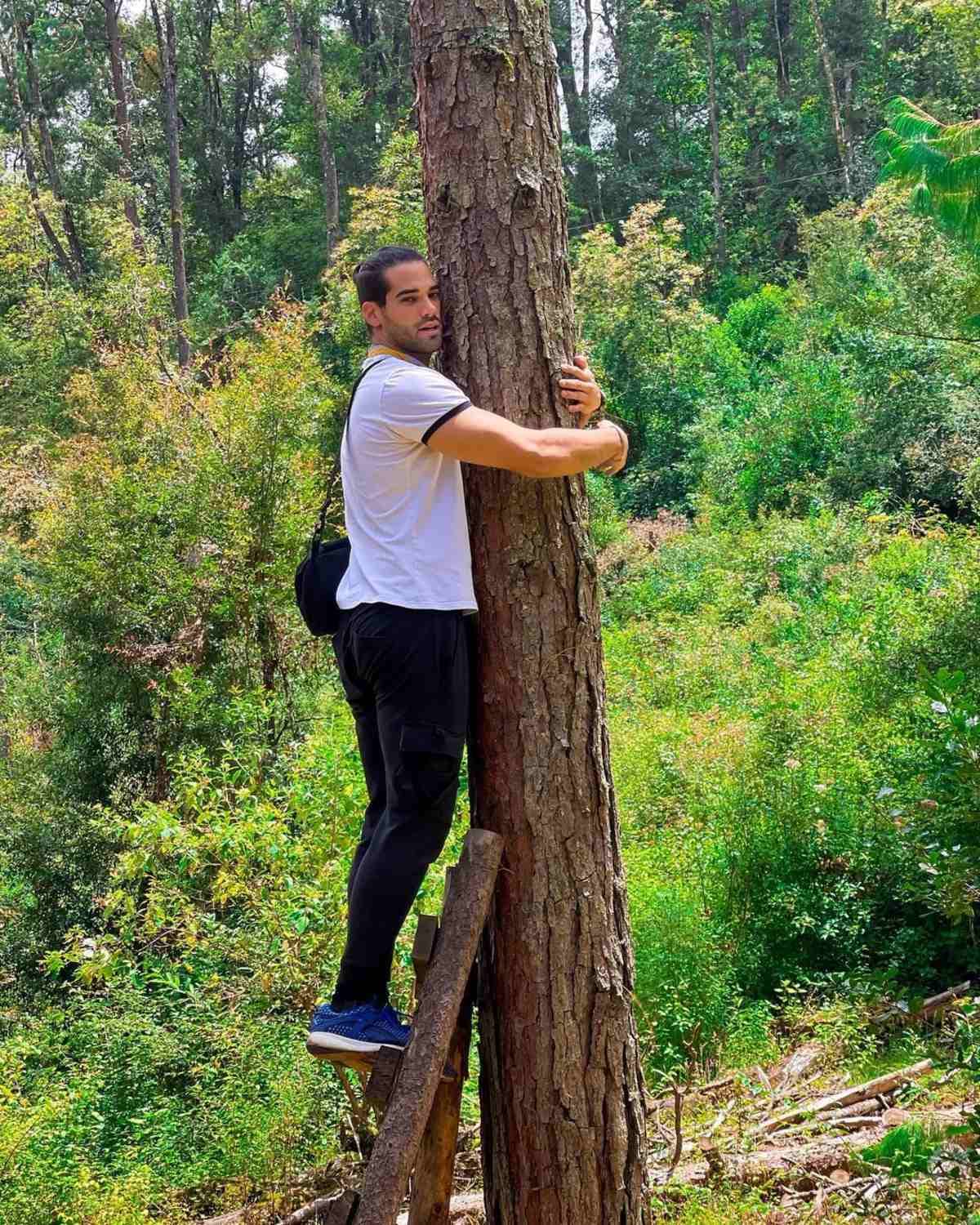Y siguiendo los pasos de su primo Danilo Carrera, años después, debutó como actor con pequeñas participaciones en la serie como ‘Al fondo hay sitio’ y en la película ‘La peor de mis bodas’, donde realizó un cameo.