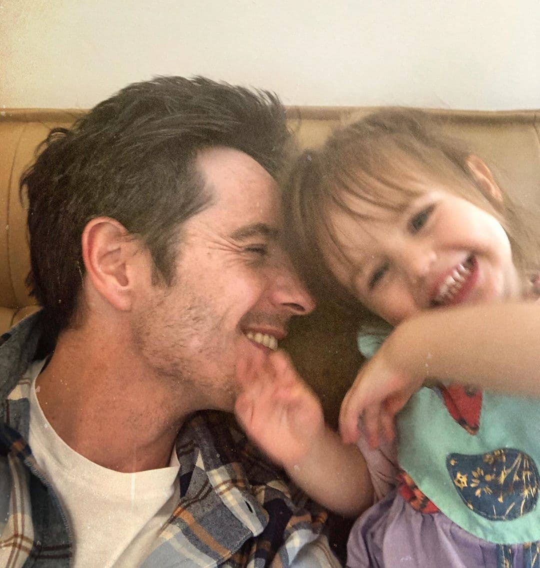 Mientras Aislinn Derbez posa semidesnuda, Mauricio Ochmann comparte tierno momento con Kailani