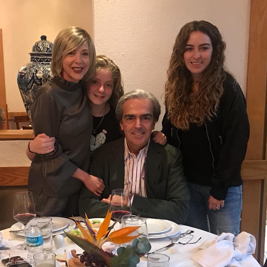 El viudo de Edith González recibe reconocimiento y la hija de la actriz, Constanza, lo acompaña