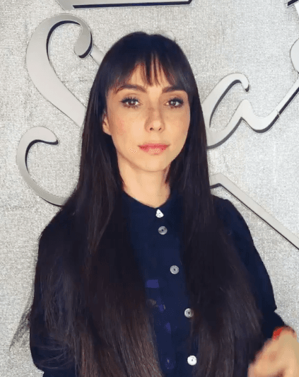 Reconocida por utilizar diferentes looks, Natalia Téllez, quien desde hace algunos años ha optado por tener un corte de pelo a los hombros, en algunas ocasiones recurrió a las extensiones para cambiar su imagen.