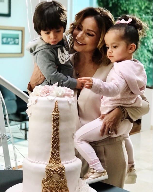 Su presentación oficial se dio a través de una revista, en la que destaparon los nombres que llevarían. “La niña se llama Máxima porque es nuestro máximo logro. Ella provocó el parto prematuro para que pudieran sobrevivir los dos. Él también es nuestro rey…el rey de la selva. Se llama León”, detallaron a ¡HOLA!