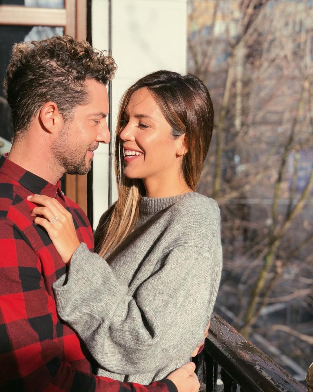 David Bisbal anunció su compromiso con Rosanna Zanetti en redes sociales.