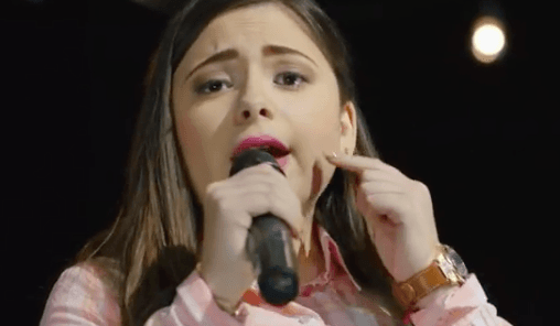 Pero a diferencia de sus hermanas menores, Gabriela ha preferido mantener un perfil bajo en redes sociales. Sin embargo, en junio de 2017, la joven apareció en un video junto a Valentina y Valeria, cantando la canción 'Sobre La Tumba De Mi Padre'.