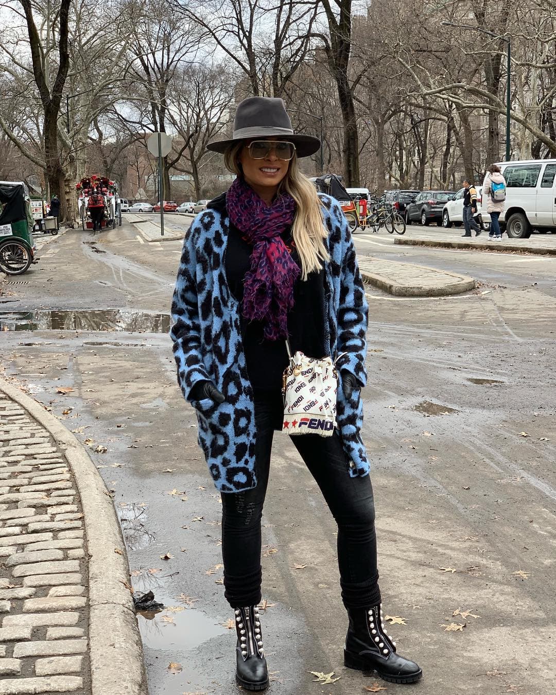 La tapatía aprovechó para hacer gala de las prendas de su línea de ropa Latingal.