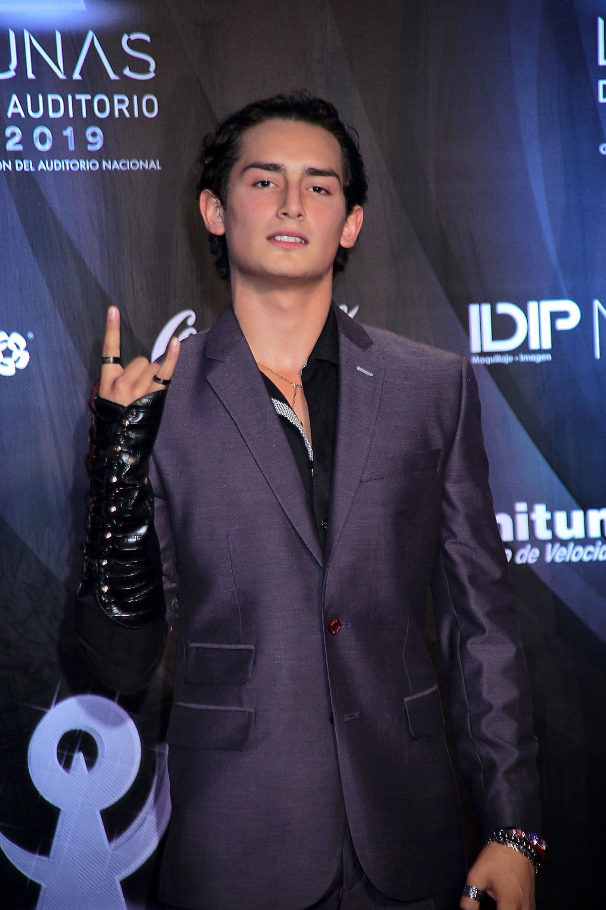 Con 19 años cumplidos, Emilio Osorio sigue los pasos de sus famosos padres, Juan Osorio y Niurka Marcos, en la actuación, coronándose como uno de los rostros juveniles más queridos de la televisión.