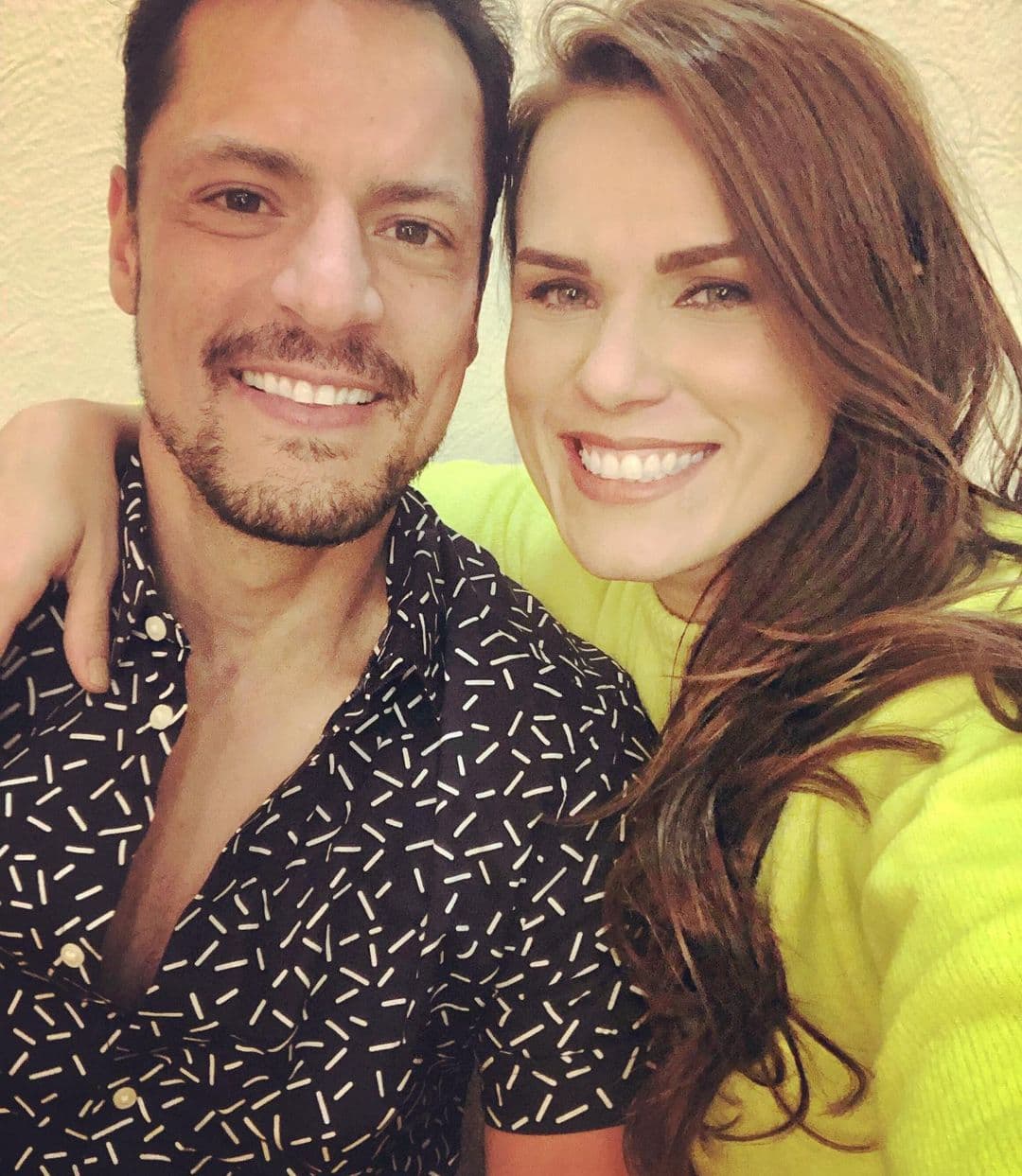 Tras pedir auxilio, relatan los síntomas que sufre actor de ‘Rebelde’: ‘No podía agarrar el vaso’