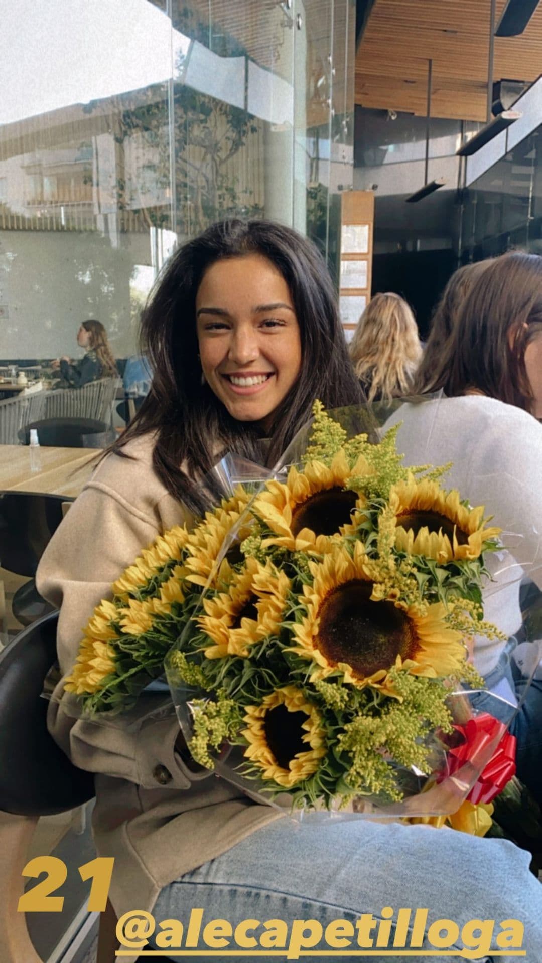 “Cumpleaños 21. Muy agradecida con la vida, con la gente que quiero y con ustedes. Gracias por el apoyo incondicional, por un año más de aprendizaje y crecimiento… Muchísimas gracias a todos los que me mandaron mensaje de mi cumpleaños, amo ver sus mensajes y desde el fondo de mi corazón muchas gracias”, destacó.