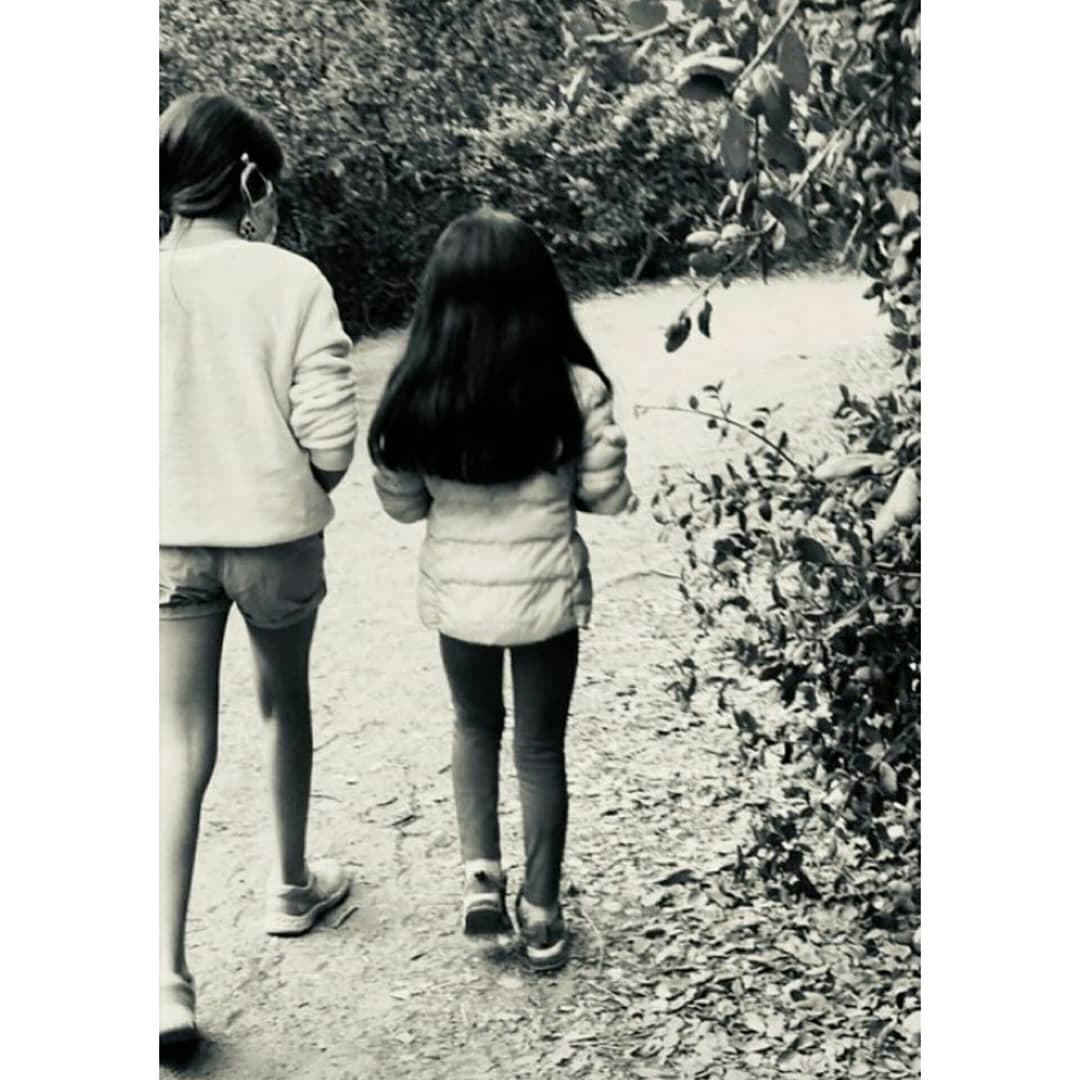 En las imágenes, que la vocalista de Sentidos Opuestos compartió, se observa que la hija más pequeña de Eugenio Derbez ya dio el estirón y luce muy alta para tener tan solo seis años de edad.