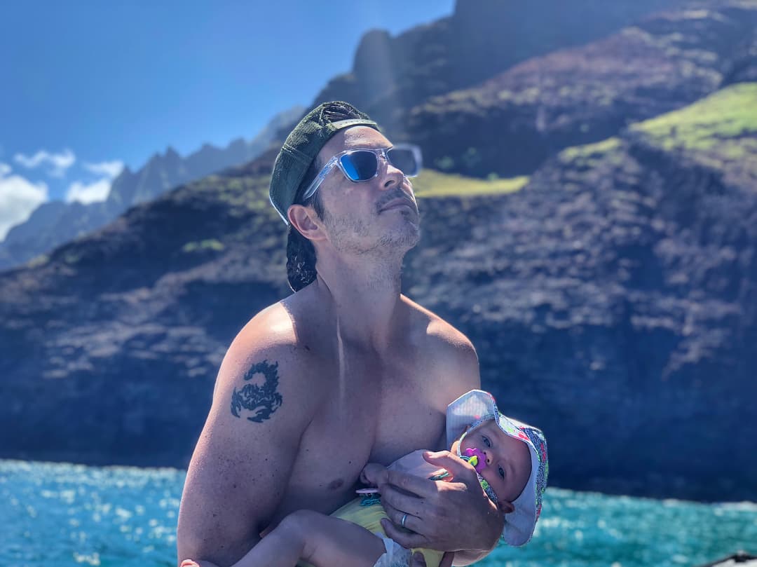 El actor está feliz porque con Kailani completó su familia junto a Aislinn Derbez.