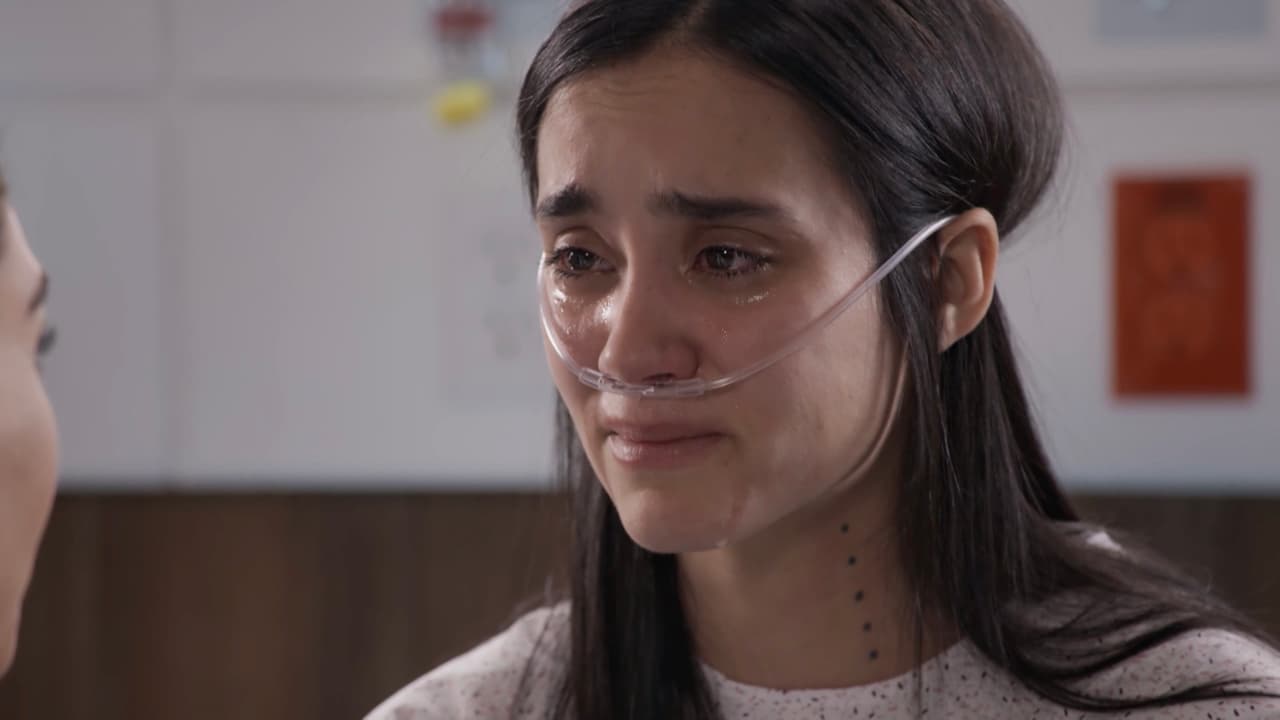 Lety (Fiona Muñoz) llega al hospital por una intoxicación de gas a causa de un intento de suicidio.