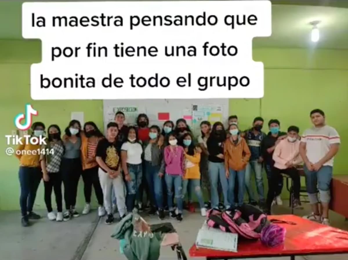 Alumnos juegan fuerte broma a maestra; los reprueba como castigo