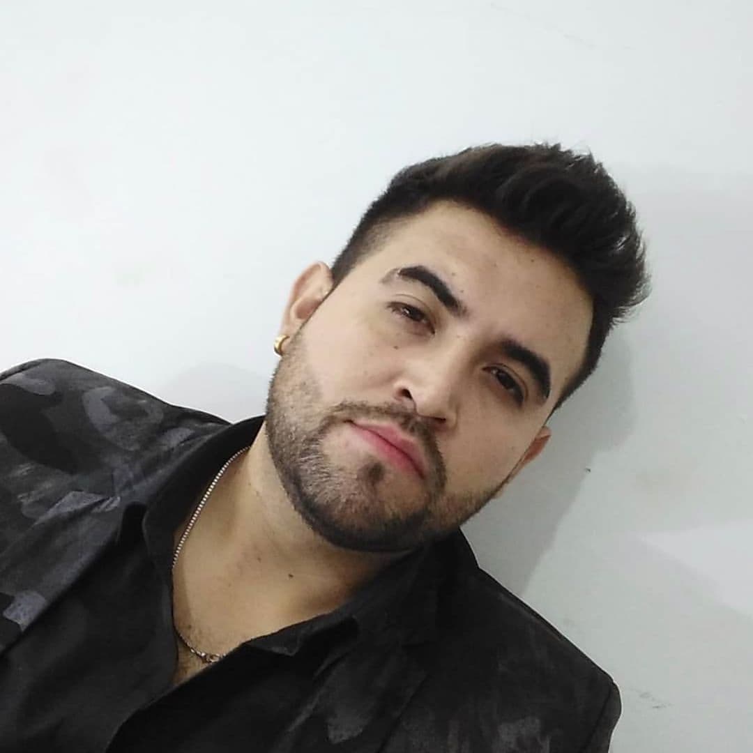 Grupero sufre fuerte accidente y provoca la muerte de una pareja