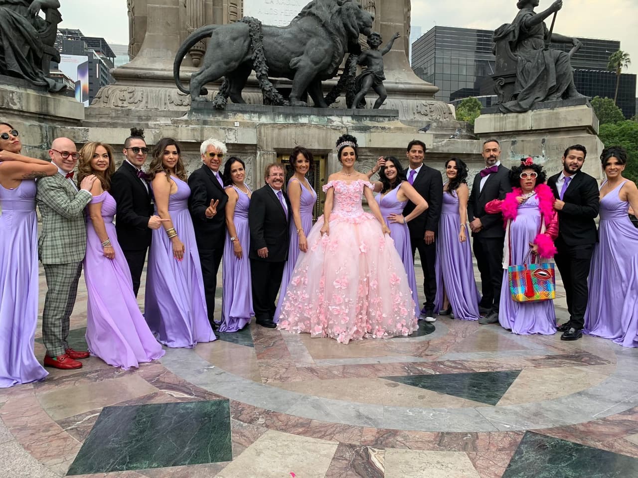 La actriz argentina tuvo la tradicional sesión de fotos con sus chambelanes y hasta damas de honor en El Ángel de la Independencia.