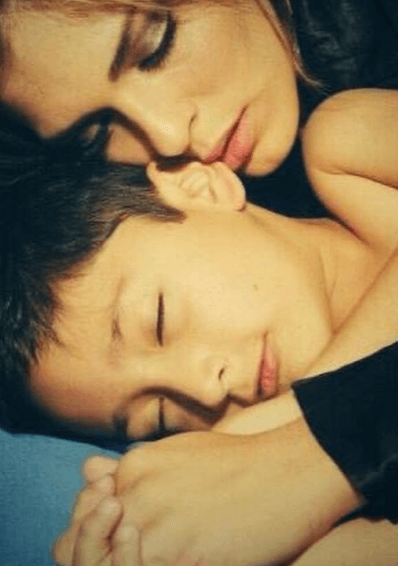 Tal como la comediante lo reveló a la revista TVyNovelas en marzo de 2016, su primer embarazo fue muy diferente al que vivió en meses recientes, ya que la edad fue un factor determinante: "Claro, es una etapa muy diferente, ser mamá a los 18 años fue muy distinto, pero hermoso. Ahora tengo un hijo de 16 años que me hace reír y disfruto mucho estar con él".