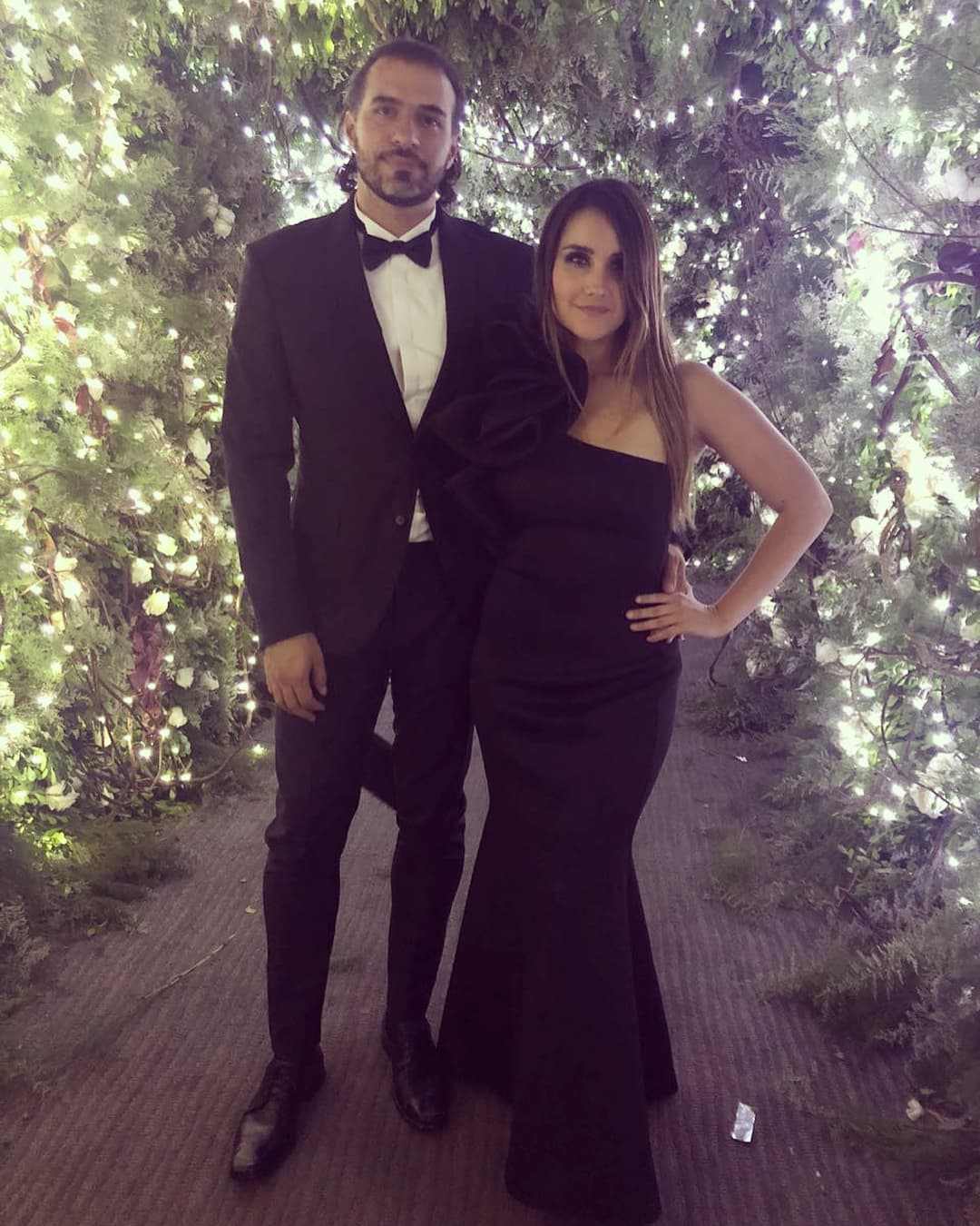 Luego de tres años de relación, Dulce María recibió la propuesta de matrimonio en enero de 2019, compromiso que compartió con sus seguidores a través de sus redes sociales.