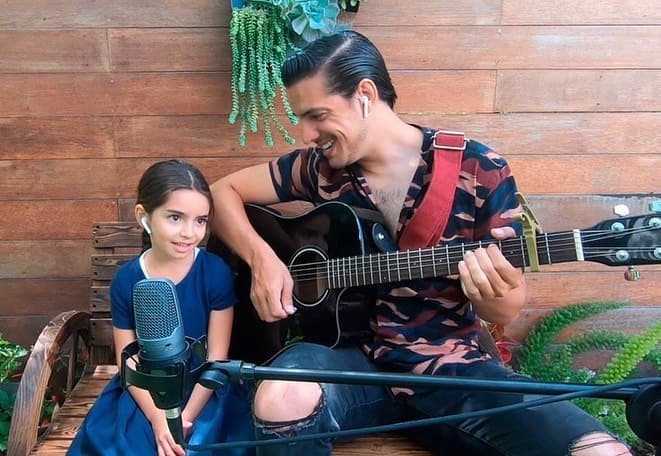 Pero hace un mes causó revuelo con el video en el que aparece cantando el tema ‘Dance Monkey’ junto a su medio hermano Vadhir Derbez, consiguiendo cerca de nueve millones de reproducciones.