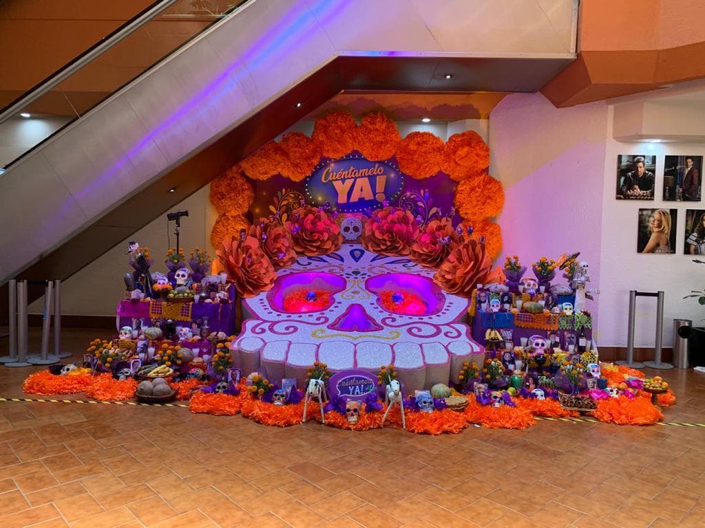 Este espectacular Altar está ubicado en el Centro de Producción de Televisa, donde se encuentran las oficinas de todas las producciones y todo el que pasa por ahí puede verla.