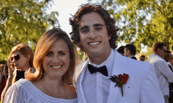 Al igual que Diego, el menor de los González Boneta, también es muy allegado a la matriarca de la familia, la señora Astrid Boneta.