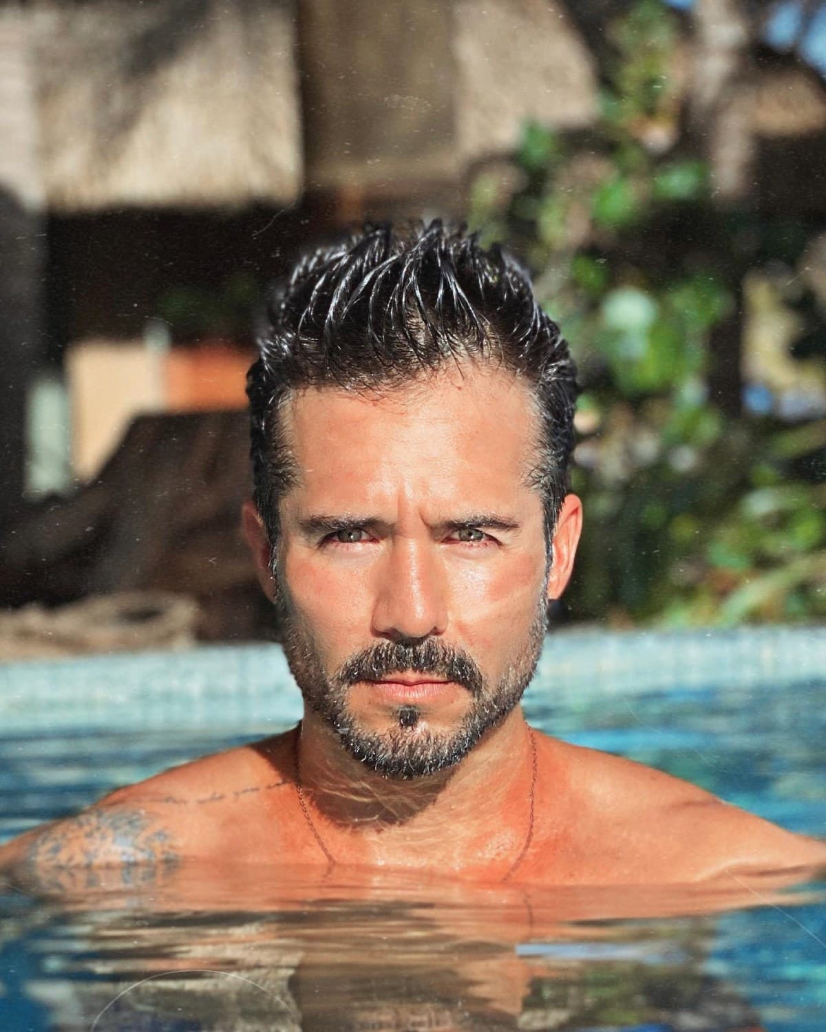 El actor habló sobre las candentes escenas de su nueva serie