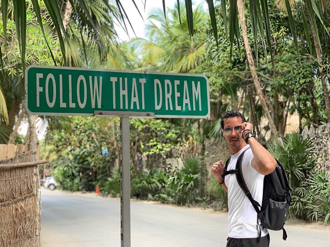 De acuerdo con su perfil oficial de Instagram y Twitter, Alejandro Sandí se describe como un hombre viajero y fitness. Además, constantemente presume su estilo de vida saludable.