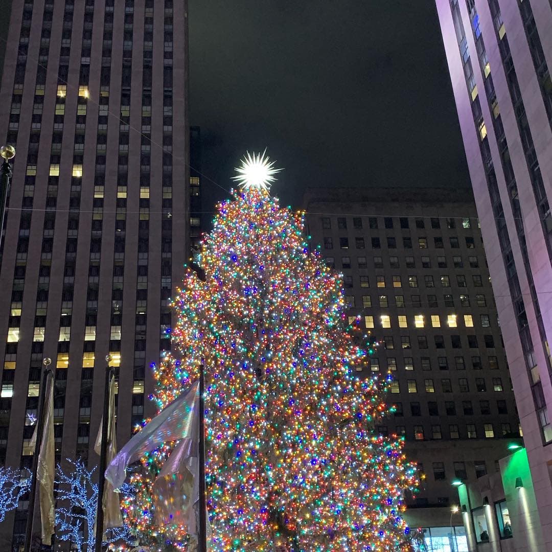La conductora mexicana Galilea Montijo se encuentra de vacaciones decembrinas en Nueva York. Aquí el icónico Rockefeller center.