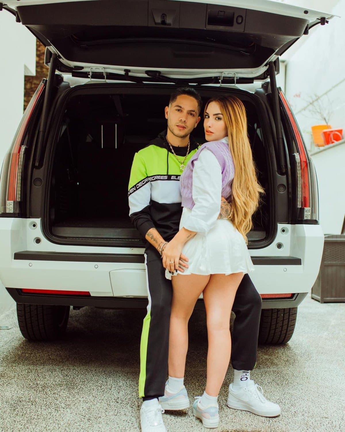 Kimberly Loaiza y JD Pantoja cobraron gran fama internacional gracias a sus videos de YouTube y música; sin embargo, ahora la influencer dejó sin palabras al publicar fotos inéditas, en las que aparecen junto a su esposo muy sonriente e irreconocibles.