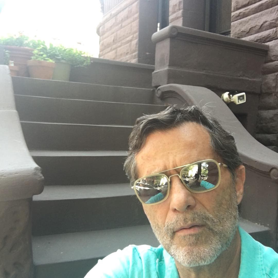 Humberto Zurita, sin miedo a la edad, presume canas como nunca