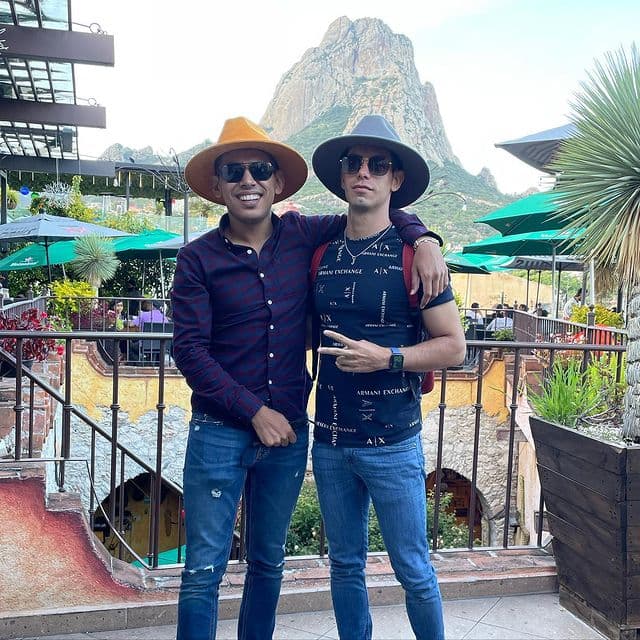 Novio de Jhonny Caz le propuso matrimonio en pleno concierto de Grupo Firme