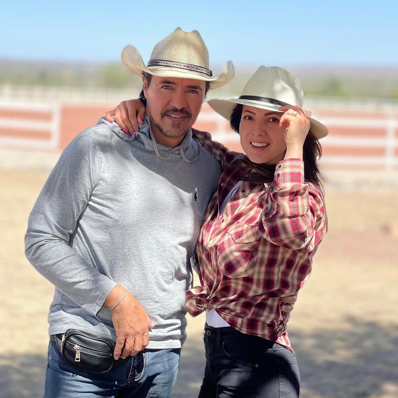 Priscila y Gustavo Ángel, El Temerario, presumen a su guapo hijo mayor