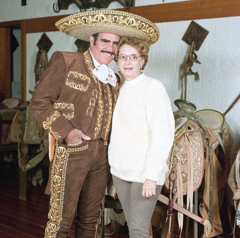 "Cuquita, mi compañera de vida. Mi mujer, mi pilar. Mi amor... Cuando le pedí que fuera mi novia me rechazó una vez, y la segunda me dejó esperando por 3 días, fueron los más largos de mi vida. Hoy seguimos juntos y felices #MujeresDivinas", recordó en el entrañable cantante en una de sus publicaciones en redes sociales.