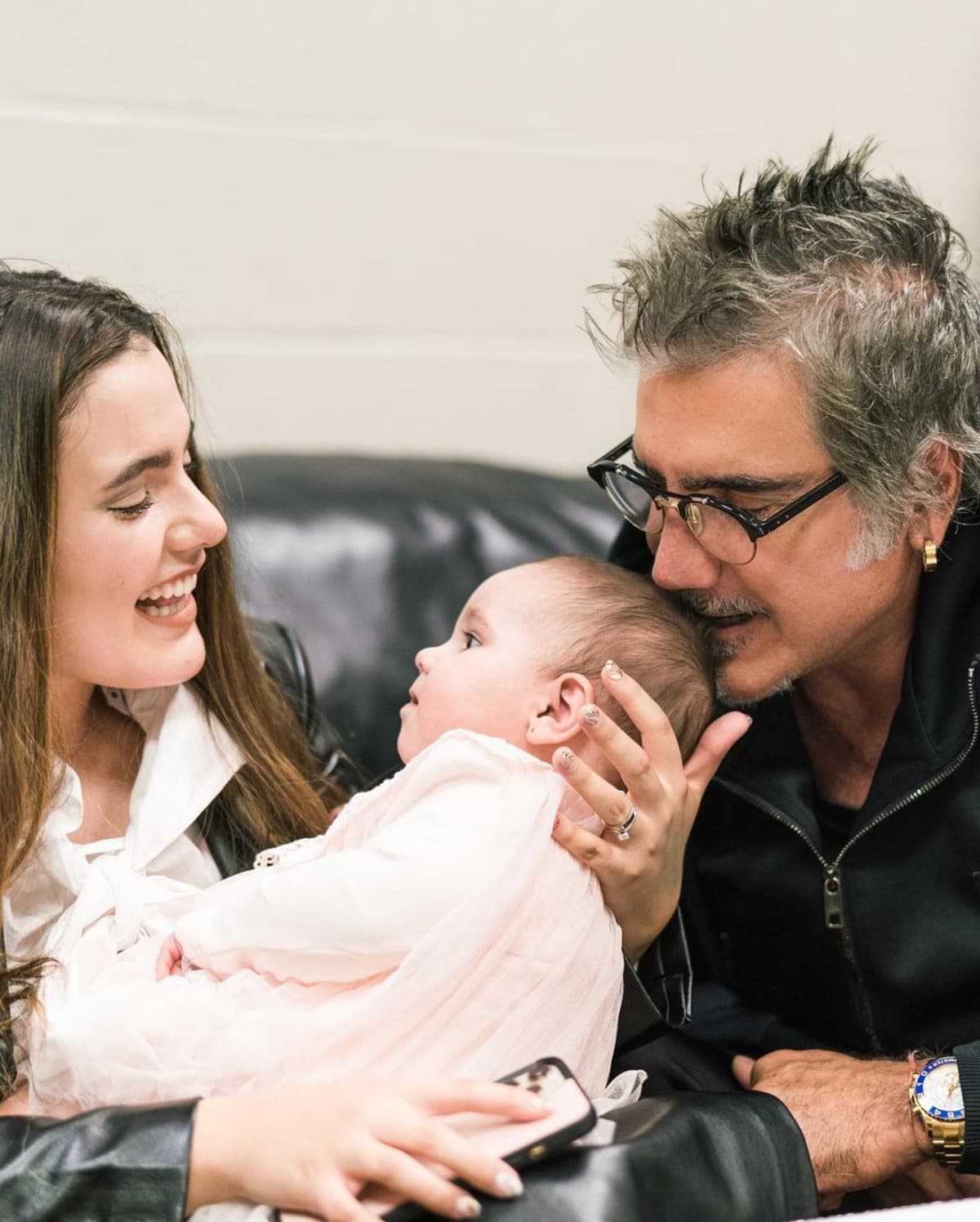 Camila Fernández se convirtió en mamá el 16 de marzo. Cayetana, fue el nombre que recibió la primera nieta de ‘El Potrillo’.