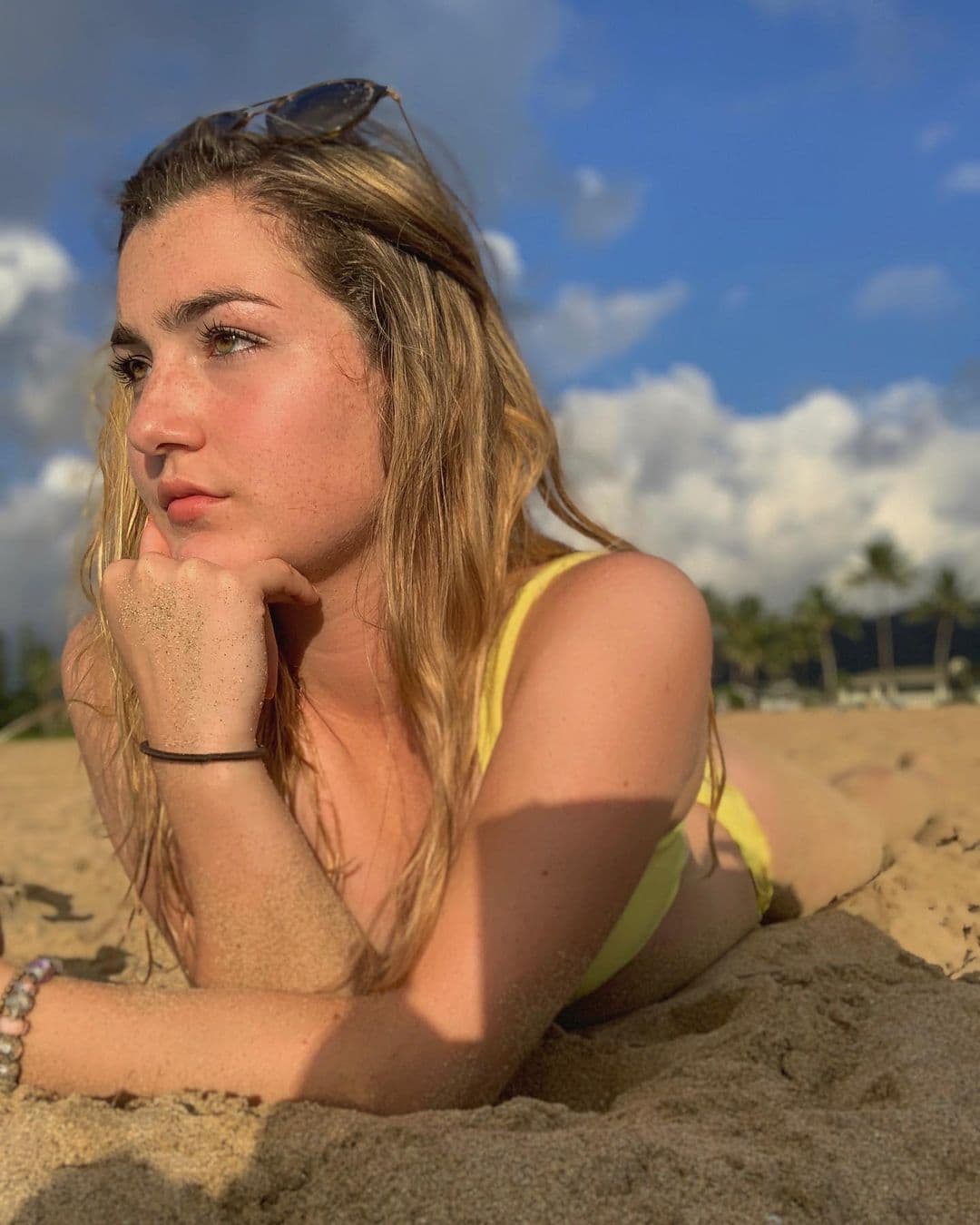 Hija de exconductor de Hoy arrasa con foto en revelador traje de baño: “Sol, arena y cinturita”