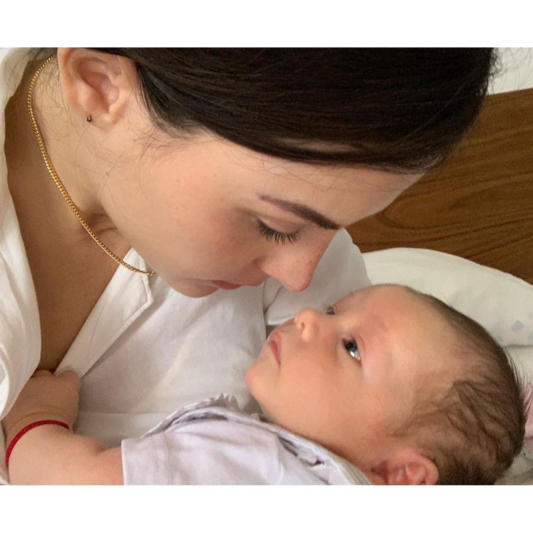 Zuria Vega se convirtió en madre por segunda ocasión el pasado 20 de mayo. A través de sus redes sociales, la actriz compartió la primera foto de Luka, quien es fruto de su matrimonio con el actor Alberto Guerra. “Luka 20*05*2019. Mi familia”, fue la frase con la que acompañó su publicación de Instagram.