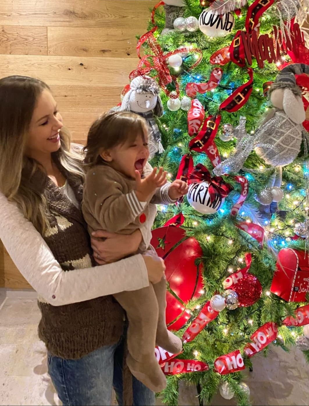 Ingrid Martz cautiva con su majestuoso árbol de Navidad, con muñecos de peluche y grandes esferas