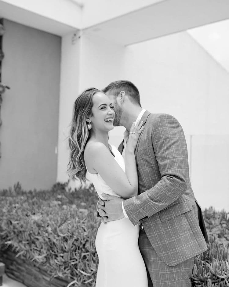 En las imágenes, se observa desde el elegante traje que portó el protagonista de ‘Diseñando Tu Amor’, hasta el espectacular vestido de novia que lució su ahora esposa.