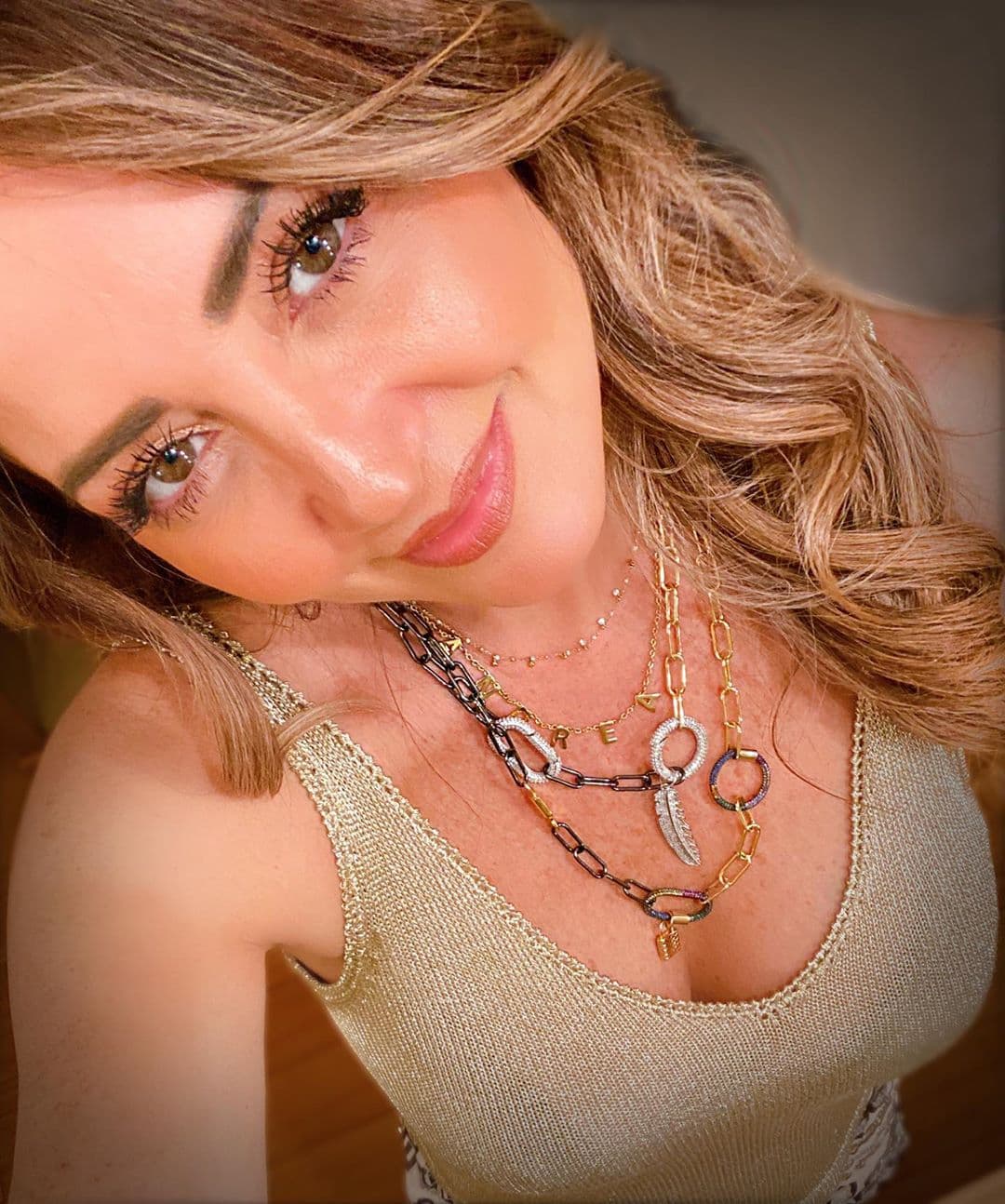 “Con quien tuve mi primera vez casi casi era de explicarme… No pensaba en eso (hasta que me case mi primera vez), pero sí pensaba que no debía. La primera vez fue ni disfrute, ni padre, ni divertido, ni sexy, sí lo amaba mucho y pensaba que era el momento según yo, pero me sentía impura”, dijo entre risas.