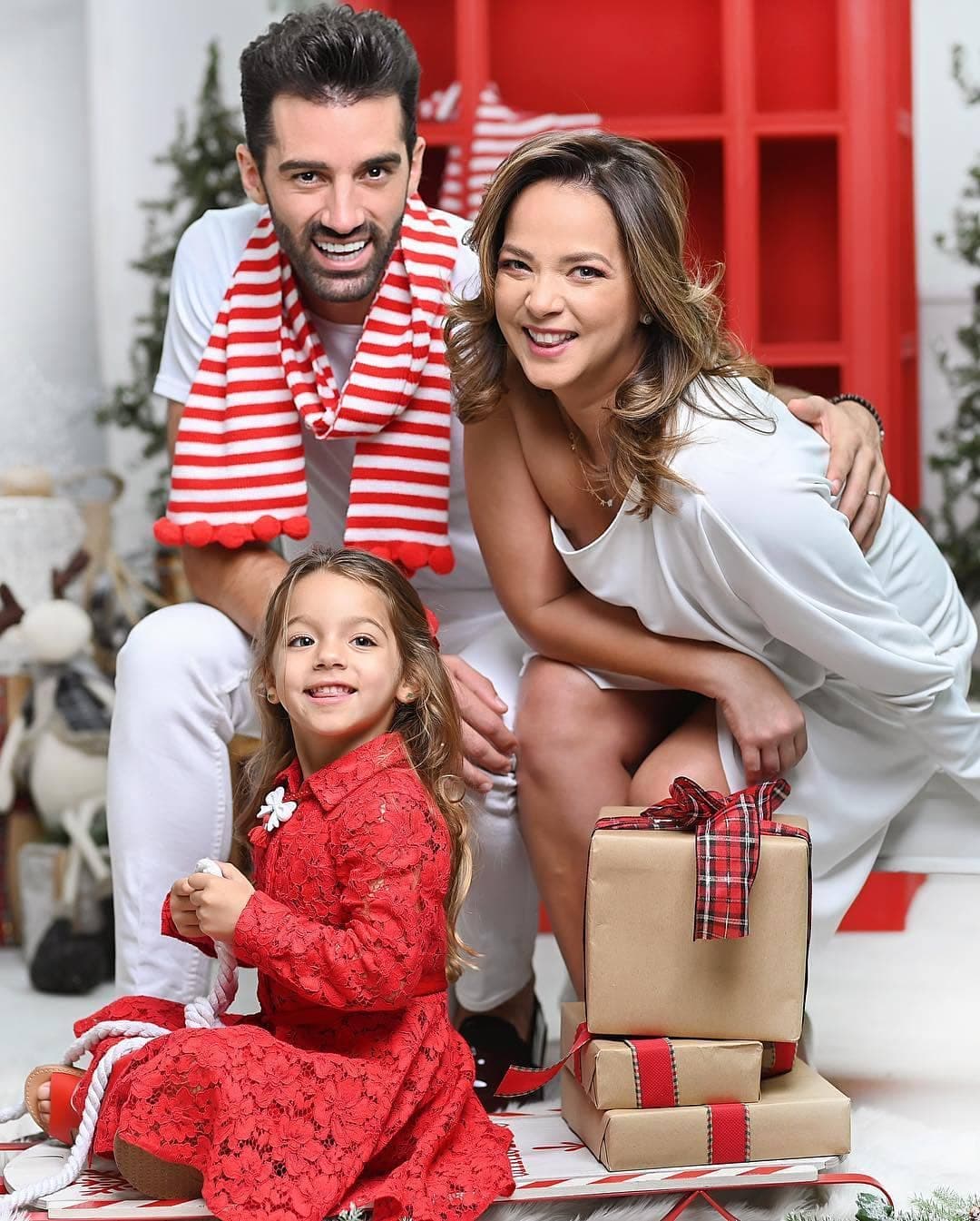 Adamari López junto a Toni Costa y la pequeña Alaïa.