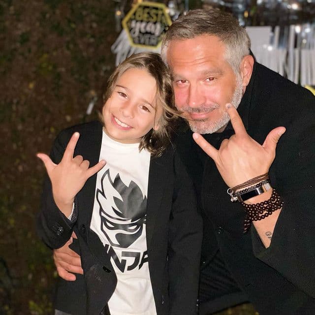 Arath de la Torre presume el radical cambio de look de su hijo y afirman: ‘Es tu clon’