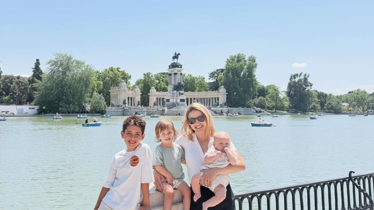Michelle Renaud junto a sus tres hijos