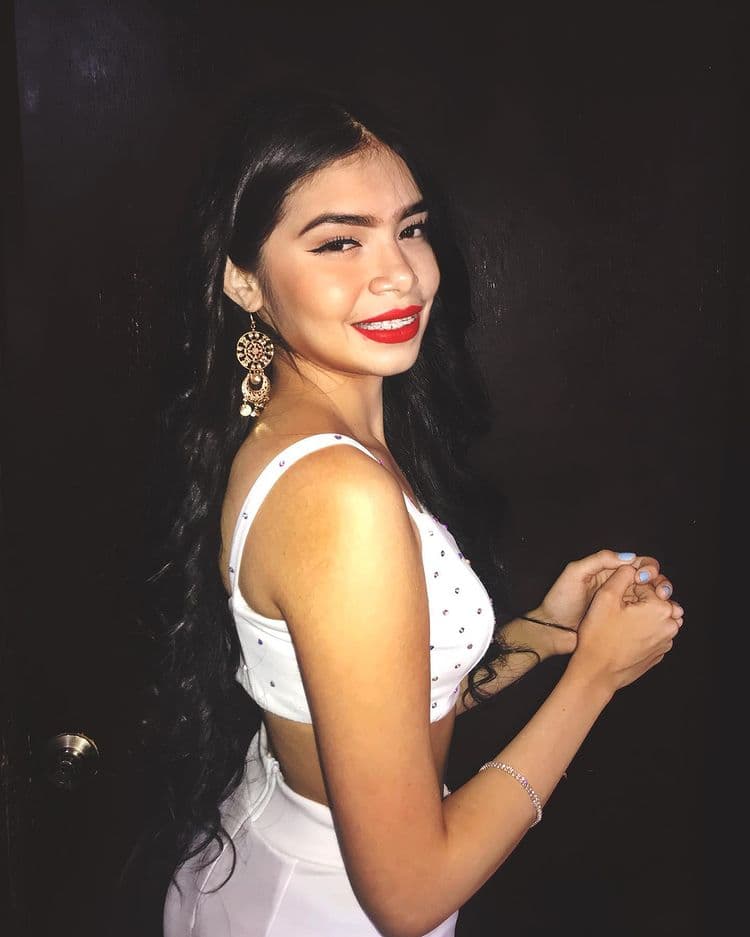 En los últimos meses, Irlanda no solo ha impactado por su talento, también por el gran parecido físico que tiene con Selena Quintanilla, el cual quedó al descubierto por una serie de fotografías que compartió para rendirle un homenaje a la cantante.