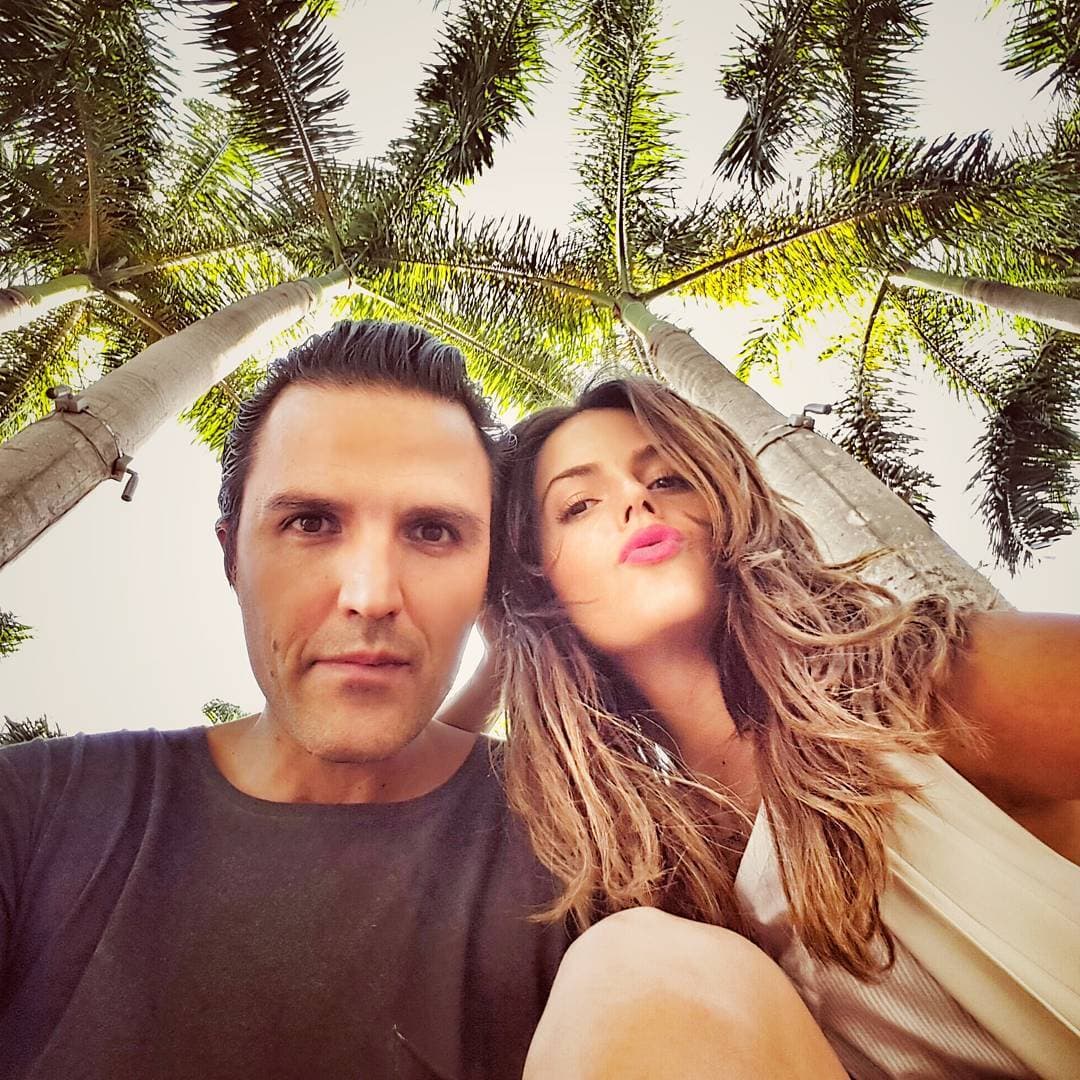 “Billy vio cómo me puso el cuerno. Él estaba con mis amigas en el antro. Total que un día fue el cumpleaños de una amiga (en común) y me llamó para preguntarme si iba a ir. Esa noche, platicando con él, le dije: ‘No sé qué pasa que tengo mucho amor para dar y no sé por qué estas últimas relaciones que he tenido , la gente no se quiere comprometer. Yo nací para amar, tengo mucho amor que dar y no entiendo”, contó Claudia a la periodista Mara Patricia Castañeda.