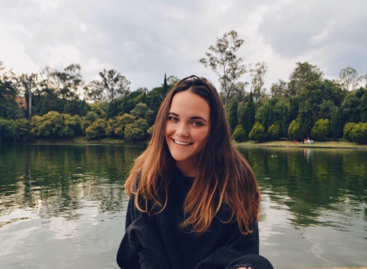 La hermana de Kristel Casteele presume fotografías de los viajes que hace alrededor del mundo e incluso protagoniza tiernas fotos con su gemela.