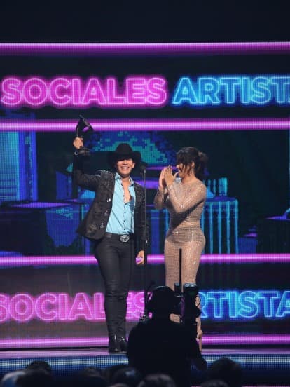 Gomita entregó el premio en la categoría Artista Influyente en Redes Sociales a Fer Corona.