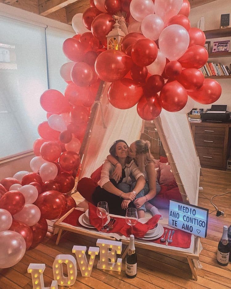 Hace unos días, Paulina conmovió al compartir que está celebrando su primer aniversario junto a su novia. “El primer año de toda una vida juntas. Te amo Pam eres lo más bonito de mi vida”, señaló.