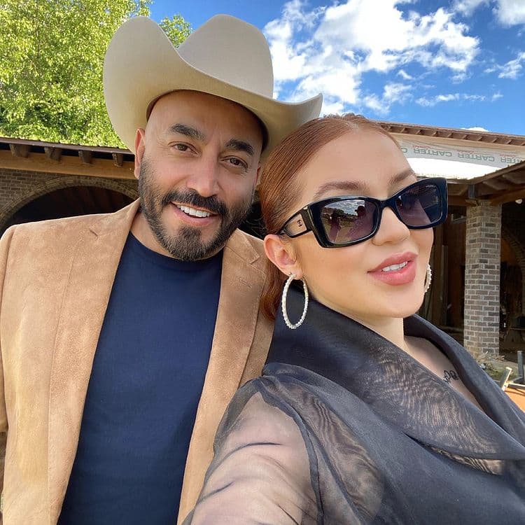 Lupillo Rivera se comprometió durante un funeral y con anillo de un dólar; revela su esposa